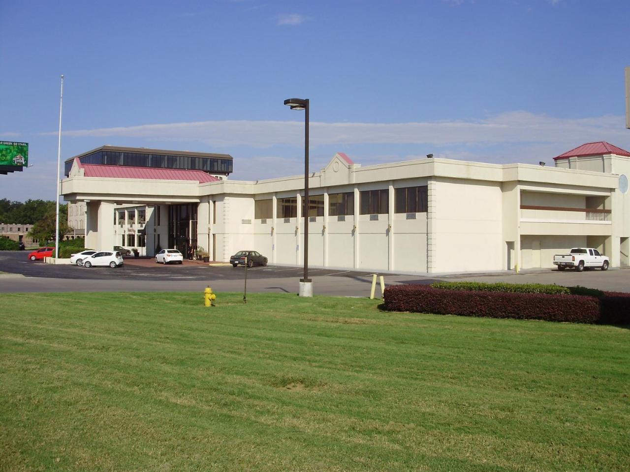 Trade Winds Central Inn Tulsa Exterior photo